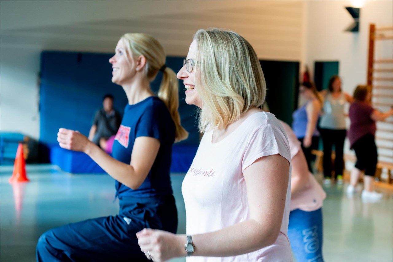 2 Frauen machen Sport