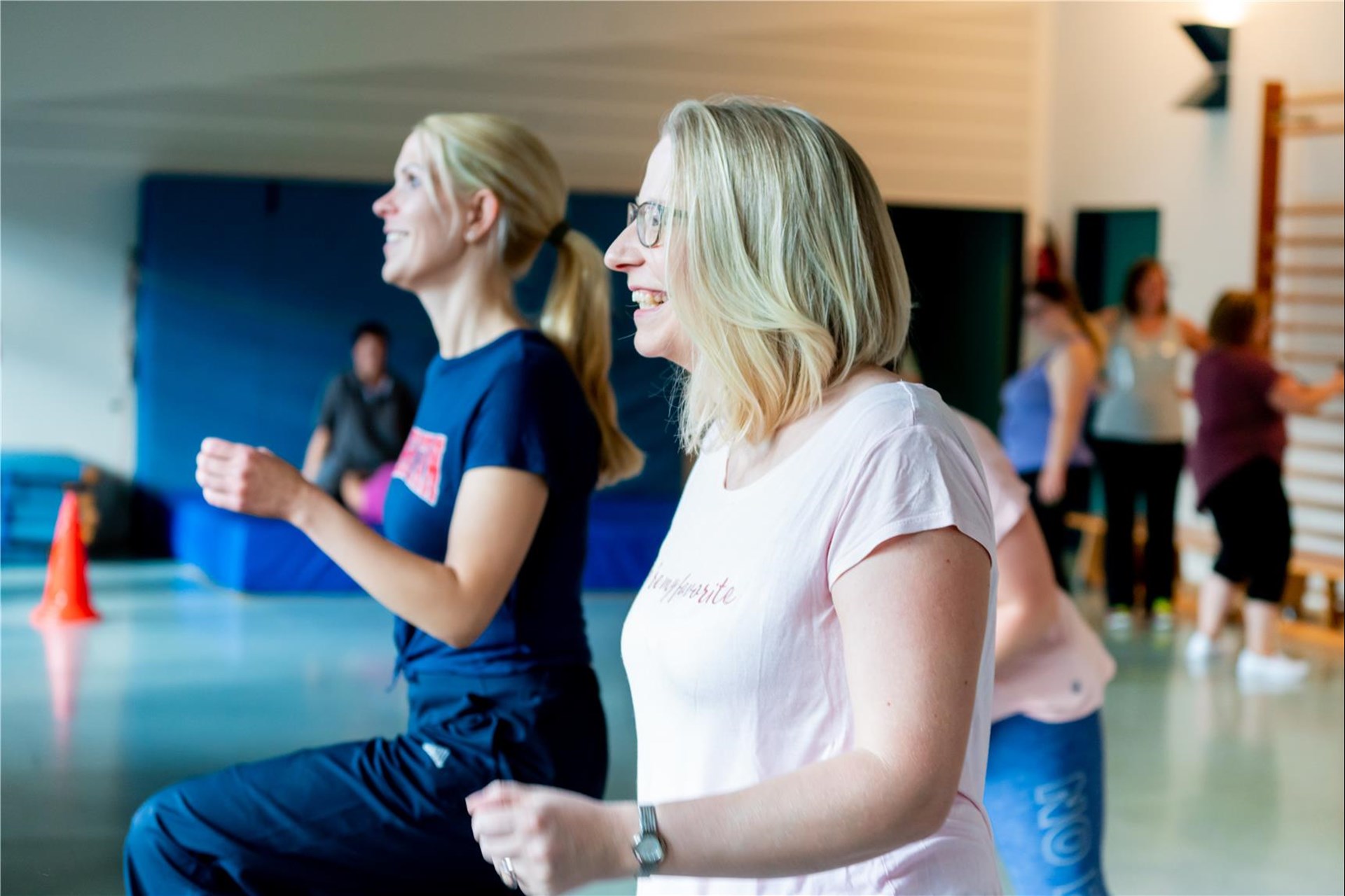 2 Frauen machen Sport